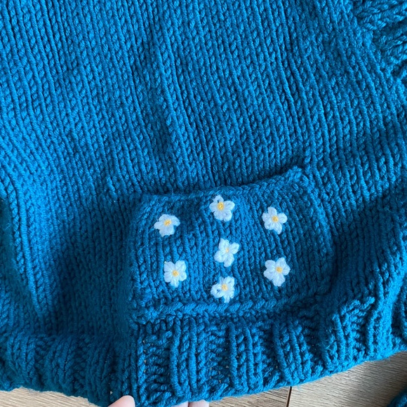 Hand knit cropped cardigan with flower pockets - Picture 3 of 4